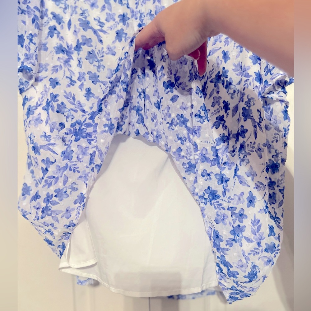 Skies are Blue -blue and white short sleeve blouse with flutter sleeves Size 2X - Picture 6 of 6